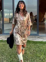 Vestido corto con paillettes bordadas a mano formando rosas, escote en V y mangas cortas.