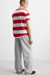 Pantalón jogger negro de corte ancho, confeccionado en tejido de algodón con interior de rizo. Cuenta con cintura elástica ajustable con cordón interior, bolsillos laterales y bolsillo trasero de parche.