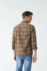 Camisa de pana a cuadros azul marino y rojo, de manga larga, con fit regular, cartera con botones y bolsillos con botones.