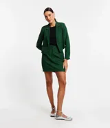 Blazer cropped de poliéster y viscosa con estampado de cuadros verdes y negros, cuello solapa, abotonado delantero, mangas largas y aplicación de strass.