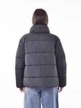Campera puffer color gris topo, con cuello alto y cierre frontal.