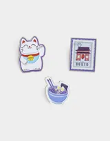 Set de tres pines metálicos esmaltados con diseño de elementos representativos de Tokyo: gato de la suerte, plato de ramen y estampilla con pagoda.