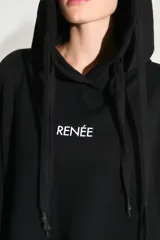 Buzo oversize negro de frisa esmerilada con capucha amplia, bolsillos laterales, terminaciones de puño y ruedo con rib, doble cordón con terminal termocontraíble y estampa serigrafiada en frente, manga y espalda con la palabra 'RENÉE'.