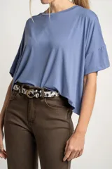 Remera blanca de viscosa con calce holgado.