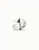 Anillo de metal bañado en plata con diseño orgánico en forma de pliegue.