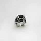 Anillo de plata 925 con piedra ónix redonda engarzada.