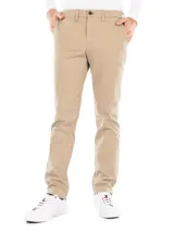 Pantalón chino color beige de corte slim, con cierre de botón y cremallera, cuatro bolsillos y tejido elástico. Cuenta con detalles distintivos de Tommy Hilfiger y bandera de la marca en la parte posterior.