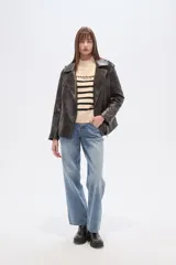 Chaqueta estilo biker de eco-cuero con efecto desgastado, color negro. Presenta cuello solapa, cierre asimétrico frontal, bolsillos con cierre y hombreras.