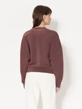 Buzo color marrón con estampa rectangular con diseño artístico.