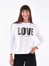 Remera blanca de manga larga con cuello redondo y estampado frontal con la frase "All my love darling" en color celeste.