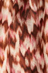 Pantalón recto de viscosa con estampado abstracto en tonos marrones, rosas y beige. Tiene tiro bajo, cintura elástica con cordón ajustable, bolsillos al bies y corte holgado.