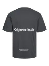 Camiseta gris oscuro de manga corta con cuello redondo y corte relajado. Estampado en la espalda con la frase "Originals Studio" en blanco y el texto "BROUGHT TO YOU BY ORG DEPT® DESIGNED IN COPENHAGEN" en la parte inferior.