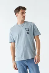 Remera celeste de algodón con cuello redondo y estampado en la espalda con diseño de flores y texto "brooksfield . gardening".