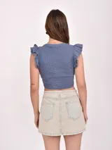 Minifalda de jean celeste con cintura alta y corte recto.