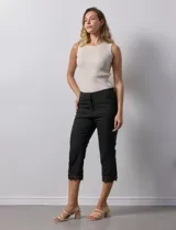 Pantalón capri negro de algodón con terminación de ruedo con aplique calado.