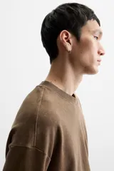 Camiseta azul con efecto lavado, corte holgado, cuello redondo y mangas cortas.