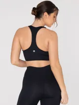 Top deportivo negro con espalda racerback y soporte medio. Cuenta con almohadillas removibles y sujetador integrado.