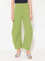 Pantalón verde confeccionado en poplin 4way, de corte ancho. Incluye bolsillos laterales y ojales en la parte trasera, con presillas en la cintura para ajuste. Acceso mediante cierre, gancho pantalonero y botón interno.