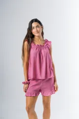 Conjunto de pijama de algodón estampado con flores, compuesto por una musculosa de escote recto con frunces y un short con elástico en la cintura y volados en el ruedo.