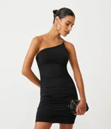 Vestido corto negro de jersey con escote de un solo hombro y tirante fino cruzado. Presenta fruncidos en la espalda.