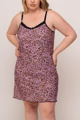 Solera corta de seda fría color rosa con estampado de leopardos rojos y blancos. Detalles de encaje blanco en el escote y breteles elásticos regulables.