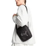 Bandolera Puma Plus Portable negra con logo estampado en blanco.