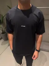 Remera negra de algodón pesado, con cuello redondo y manga corta. Presenta un logo ovalado con la inscripción "BHNDSD" en el pecho.