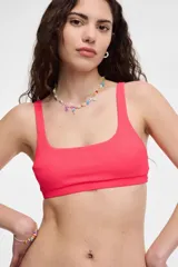 Top de bikini color verde esmeralda, con breteles finos y corte recto.