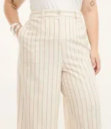 Mono largo de viscosa y lino a rayas verticales, con corte amplio, elástico en la espalda, botón de nácar, bolsillos laterales y traseros. Incluye cinturón marrón.