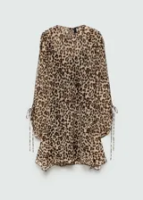 Vestido corto con estampado animal print, cuello redondo y mangas largas con lazos en los puños.