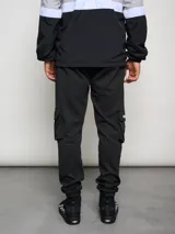 Pantalón de jogging gris con bolsillos cargo laterales y logo de la marca bordado en la pierna.