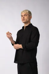 Camisa color crudo de lino con caída liviana y calce relajado, cuello abierto y manga larga. Confeccionada en 70% rayón y 30% lino.