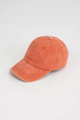 Gorra de béisbol color naranja con efecto gastado.