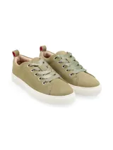 Zapatillas bajas color verde oliva, de cuero descarne, con cordones de cinta al tono y suela blanca.
