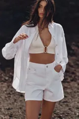 Shorts de jean de tiro alto, color celeste desgastado, con corte Mom Fit y cinco bolsillos.