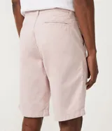 Bermuda masculina de sarga color rosado, con corte recto y bolsillos laterales.