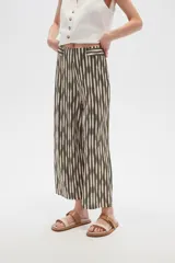 Pantalón recto de poliéster con estampado a rayas verticales en blanco y negro.