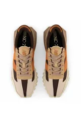 Championes New Balance color marrón, beige y blanco, con logo "N" en el lateral.