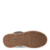 Championes de gamuza color verde militar, con detalles en marrón y blanco.