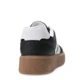 Zapatillas deportivas color beige con cordones y suela chata.