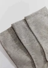 Kit de tres pares de medias blancas de algodón de corte medio.