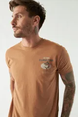 Remera gris de algodón con estampado pequeño en el pecho.