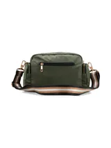Cartera tipo bandolera o cruzada, color verde oliva, con cuerpo acolchado y cierre de cremallera doble. Incluye una correa ancha y ajustable con diseño de rayas en tonos negro, blanco y dorado.