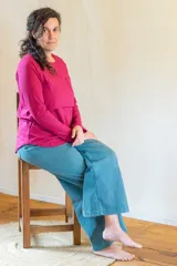 Remera de lactancia manga larga color fucsia, confeccionada en lycra de algodón. Cuenta con apertura de solapa y escote cruzado para facilitar la lactancia. Calce amplio y bajos redondeados.