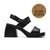 Sandalias de cuero negro con plataforma y taco bloque alto. Tiras anchas cruzadas sobre el empeine y tira con hebilla al tobillo.
