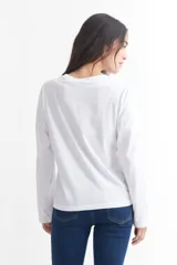 Remera gris de algodón, de corte recto y manga larga.
