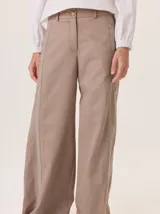 Pantalón de pierna ancha color azul marino con pespuntes a contratono (rojo/bordó) y una tira contrastante en el lateral.