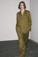 Pantalón palazzo color ladrillo confeccionado en lino 100%, de tiro medio con cintura ajustable con cordones, bolsillos laterales ocultos en costura y pierna ancha.