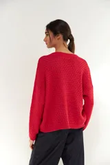 Sweater rojo de tejido de punto calado con escote en V y mangas largas.
