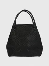 Bolso tote negro con diseño tejido, doble asa de hombro y logo dorado de Hush Puppies en el frente.